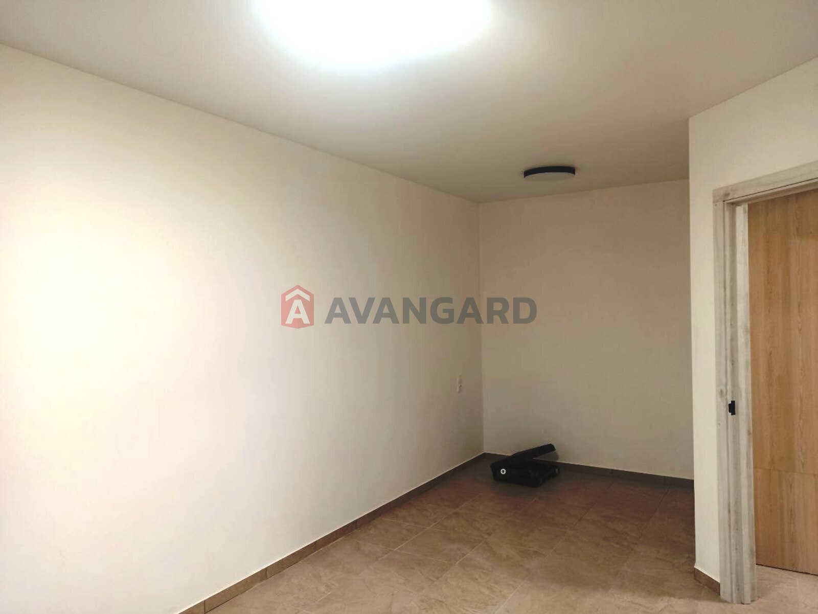 1 ��. ��������, 38/17/9 ��. �., 6/9 ������ ���� 4