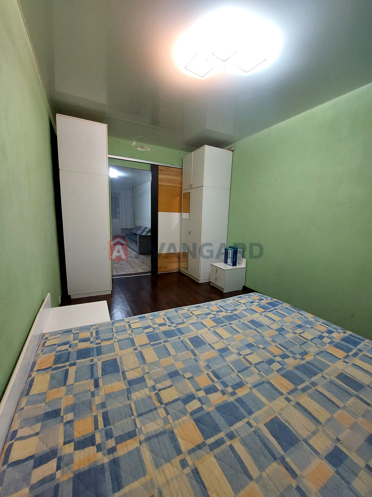 4 ����. ��������, 84/65/12 ��. �., 9/10 ���� ���� 17