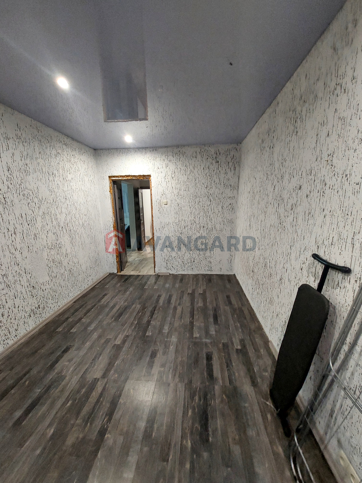 4 ����. ��������, 84/65/12 ��. �., 9/10 ���� ���� 7