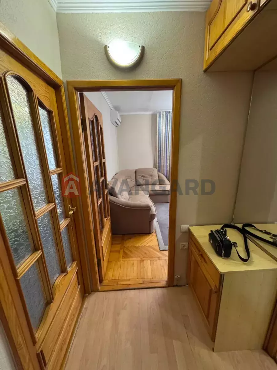 3 ����. ��������, 60/-/8 ��. �., 5/9 ���� ���� 18