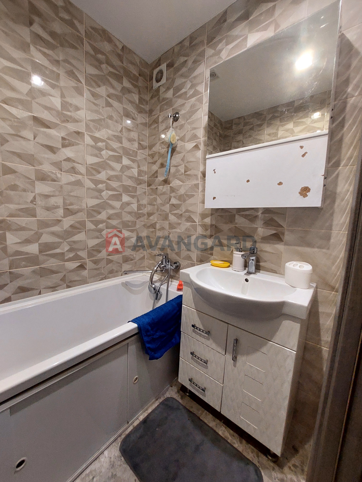 4 ����. ��������, 84/65/12 ��. �., 9/10 ���� ���� 15