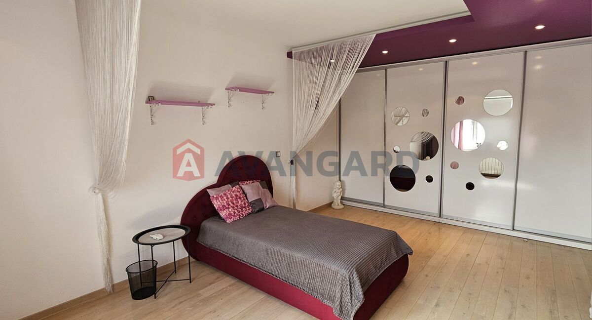 4 ��. ��������, 157/-/15 ��. �., 8/9 ������ ���� 8