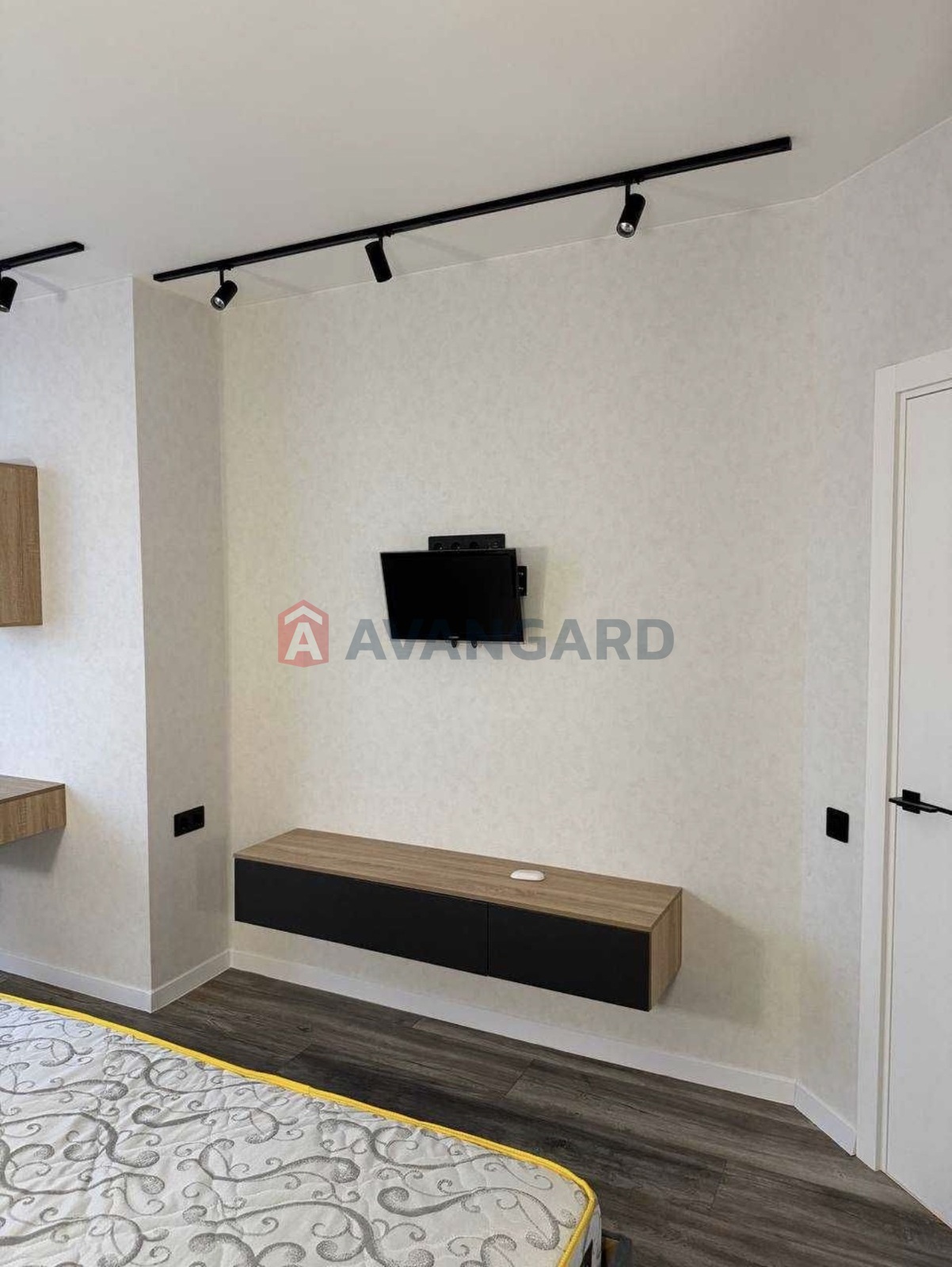 1 ��. ��������, 40/20/18 ��. �., 7/10 ������ ���� 8