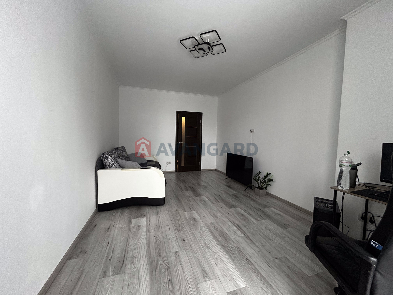 1 ��. ��������, 48.6/18.5/13.7 ��. �., 7/10 ������ ���� 8