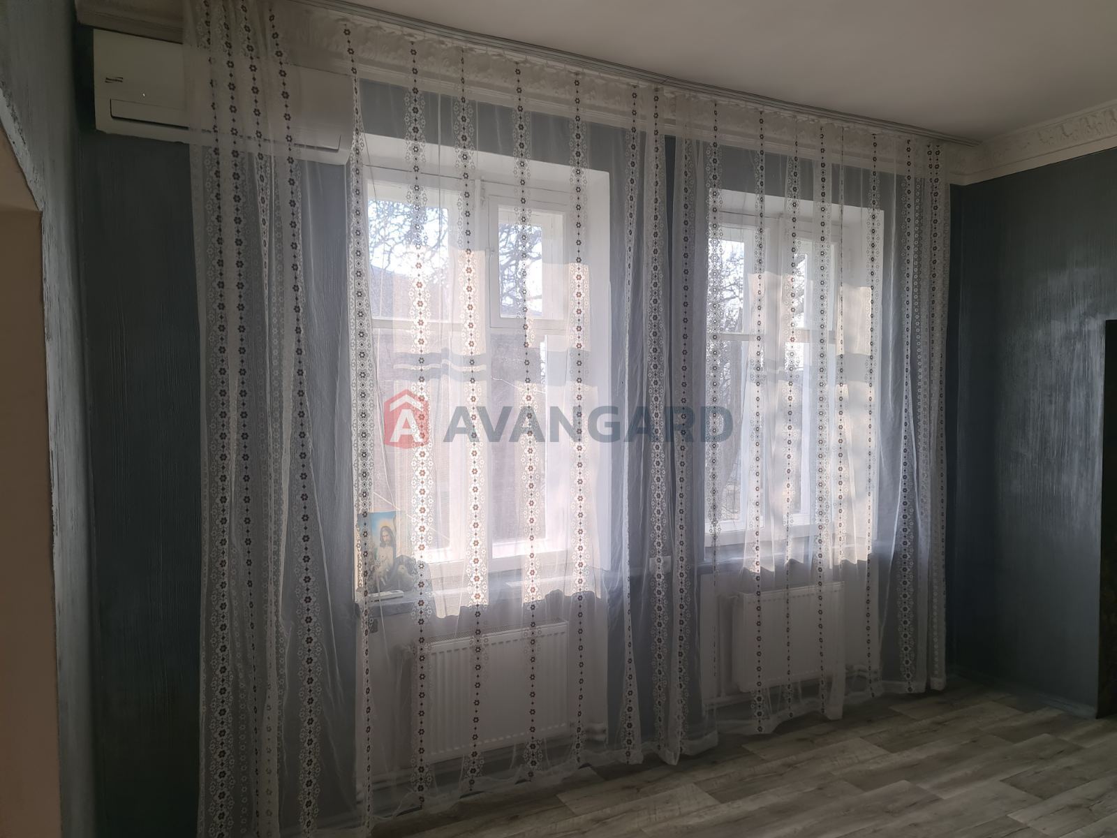 3 ����. ��������, 59.3/39.7/8.5 ��. �., 2/2 ���� ���� 4