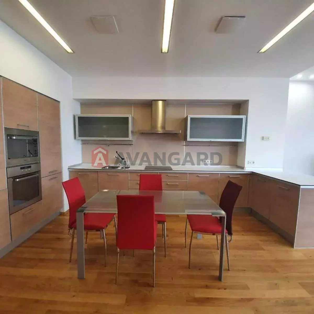 4 ��. ��������, 151/-/30 ��. �., 12/28 ������ ���� 9