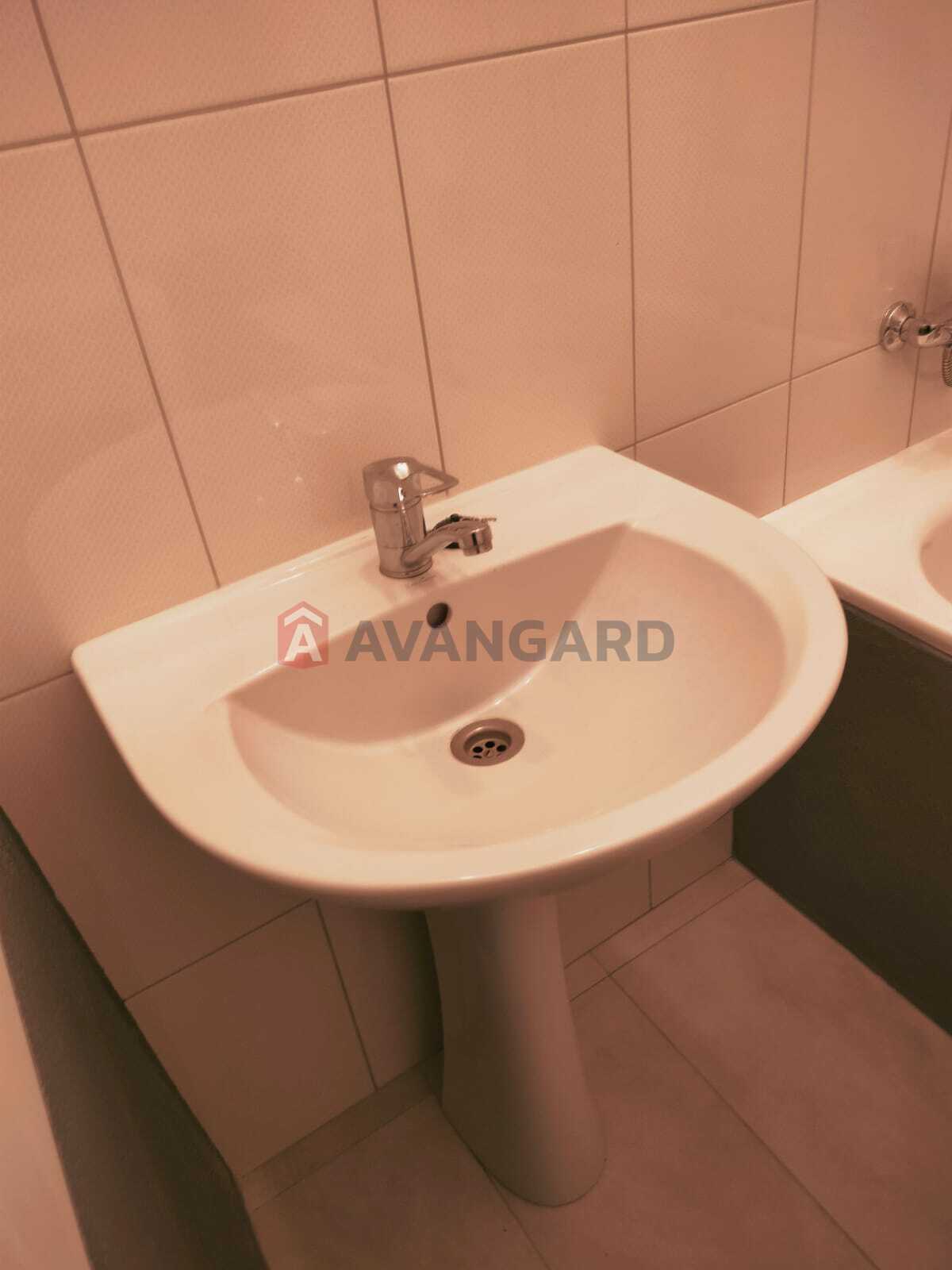 3 ����. ��������, 59.3/39.7/8.5 ��. �., 2/2 ���� ���� 12