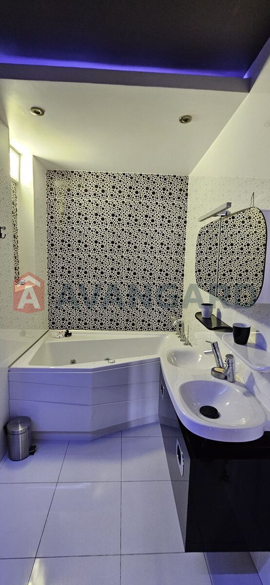 4 ��. ��������, 157/-/15 ��. �., 8/9 ������ ���� 12