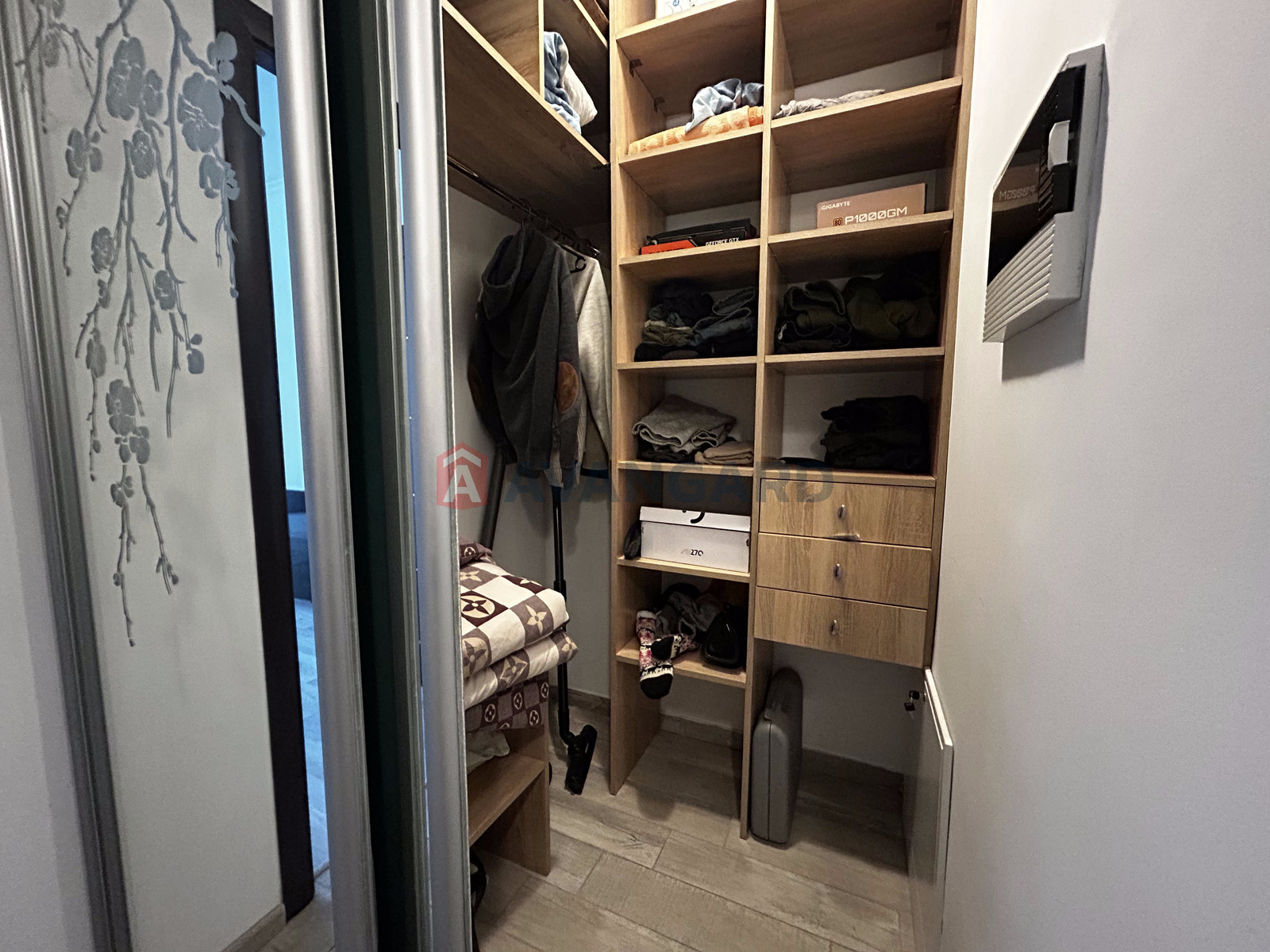 1 ��. ��������, 48.6/18.5/13.7 ��. �., 7/10 ������ ���� 12