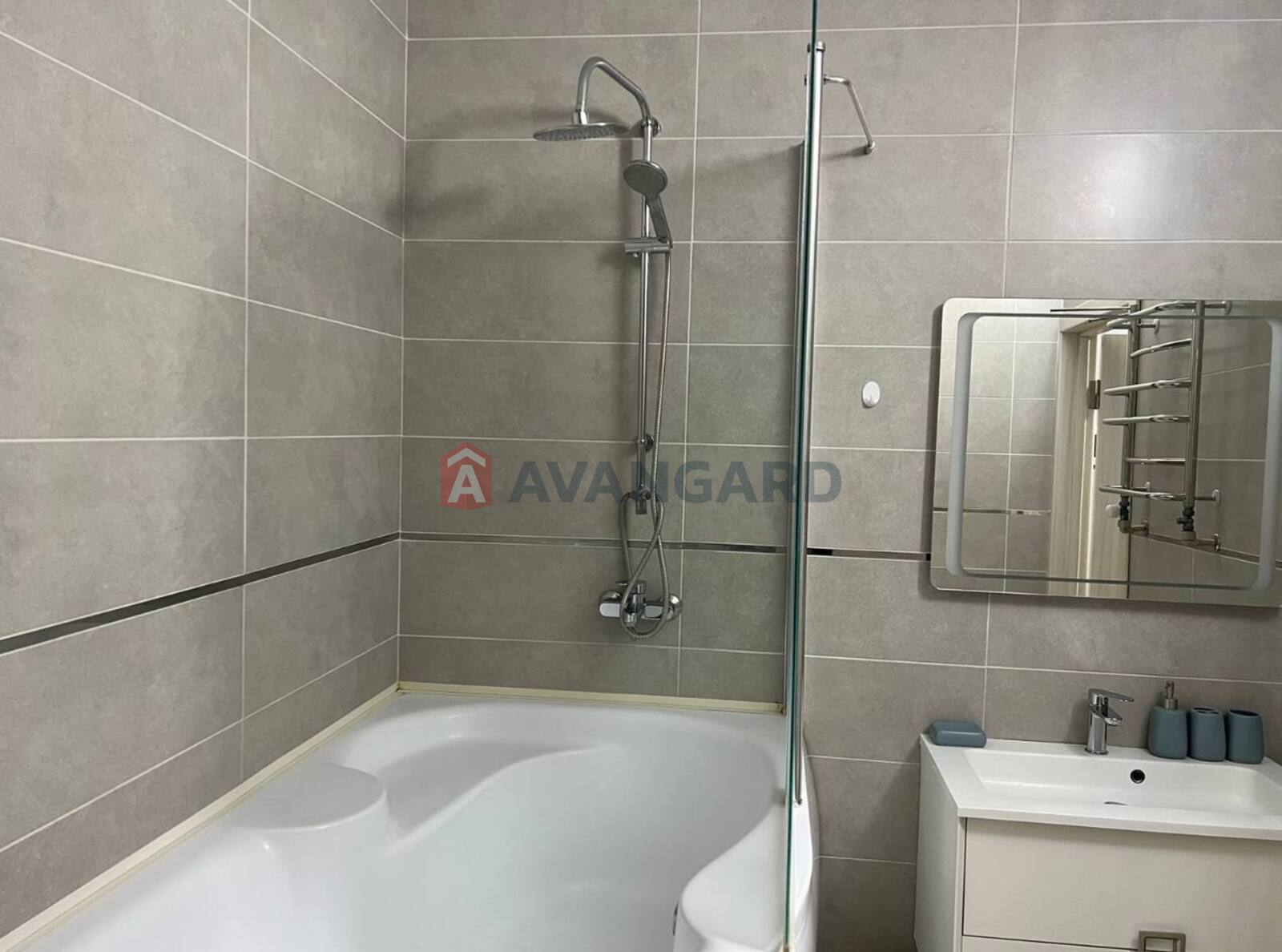 1 ��. ��������, 47.8/20.6/12.8 ��. �., 4/10 ������ ���� 3