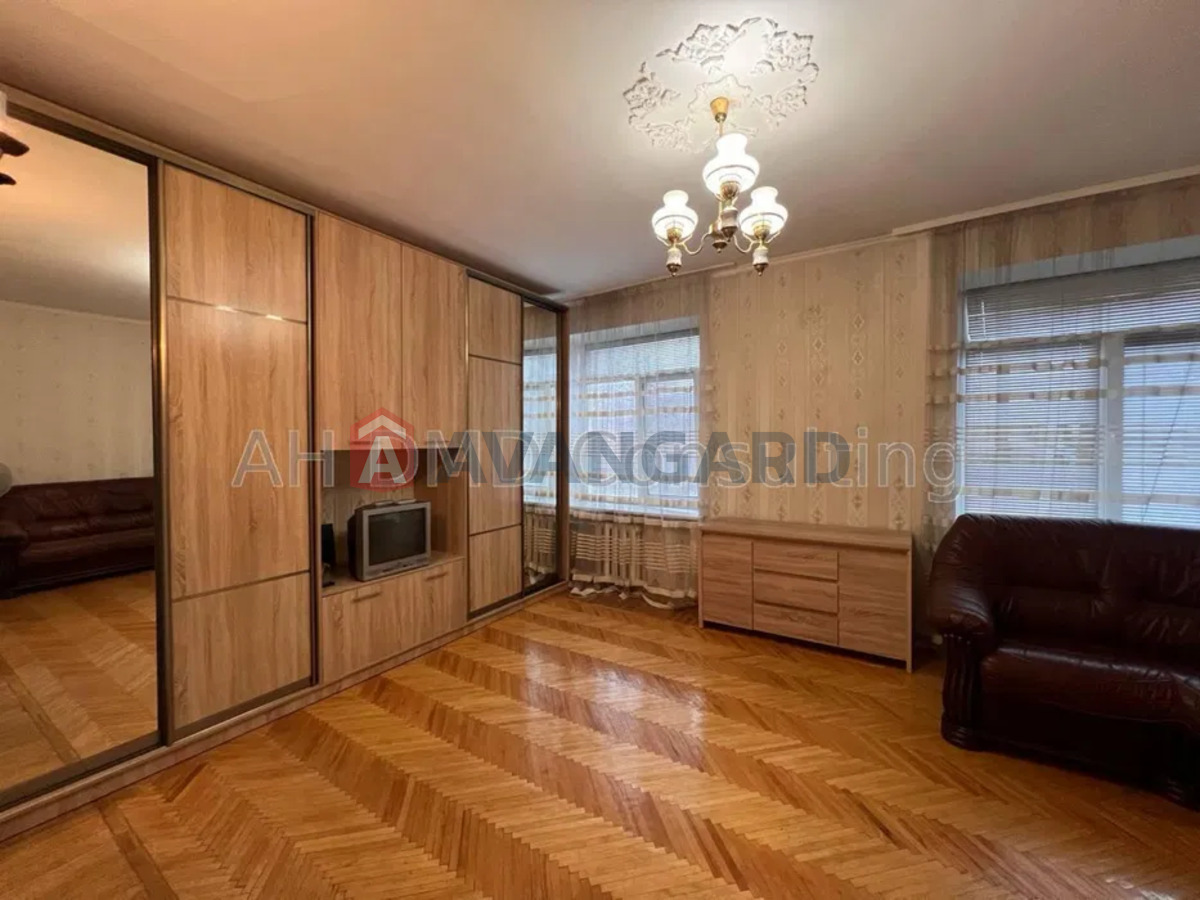 1 ��. ��������, 90/-/10 ��. �., 4/5 ������ ���� 9