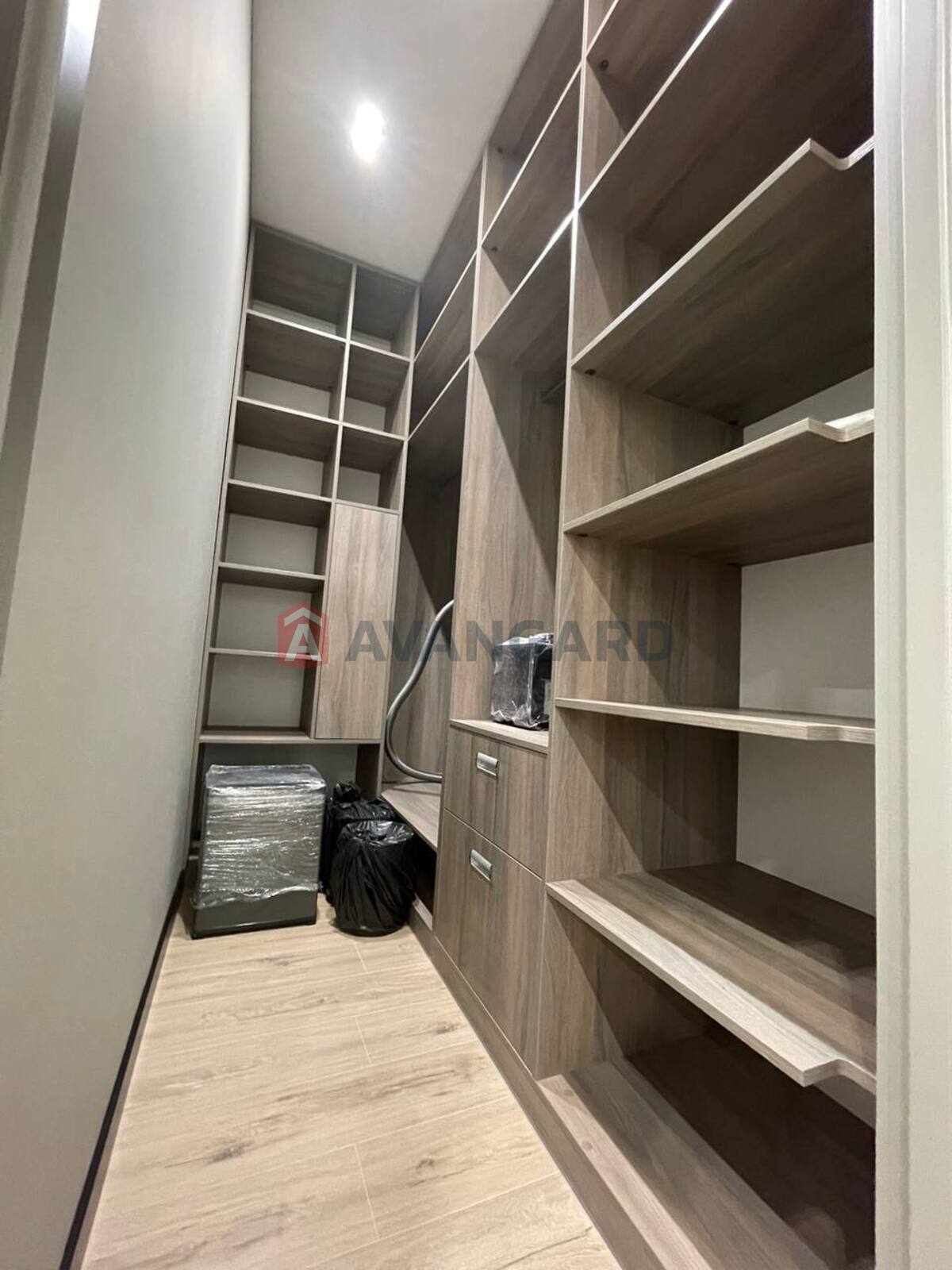 1 ����. ��������, 48/20/15 ��. �., 10/25 ���� ���� 4