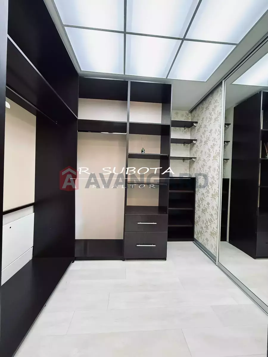 4 ��. ��������, 210/-/- ��. �., 10/10 ������ ���� 8