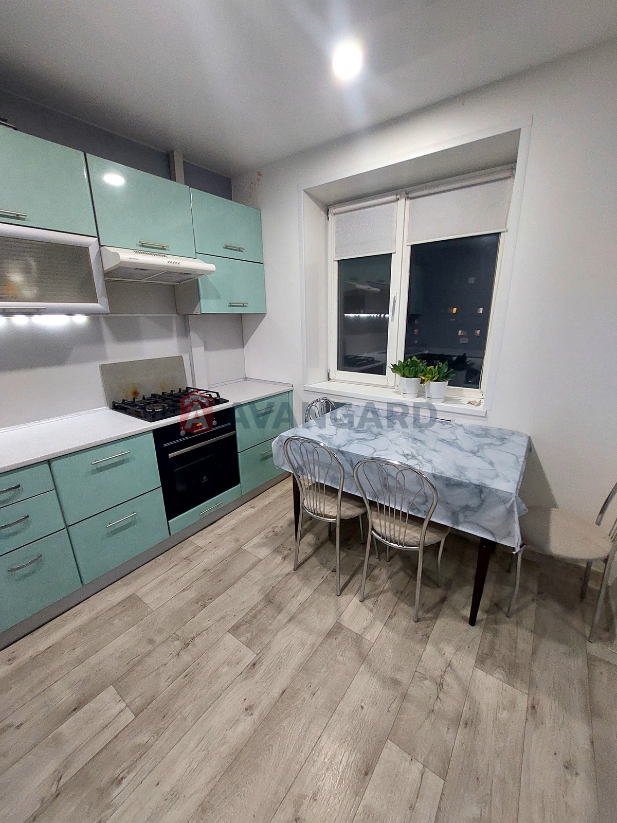 4 ����. ��������, 84/65/12 ��. �., 9/10 ���� ���� 9