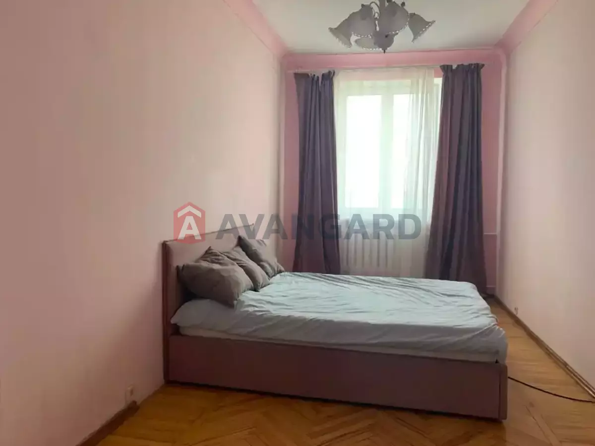 3 ��. ��������, 82/-/- ��. �., 5/5 ������ ���� 4