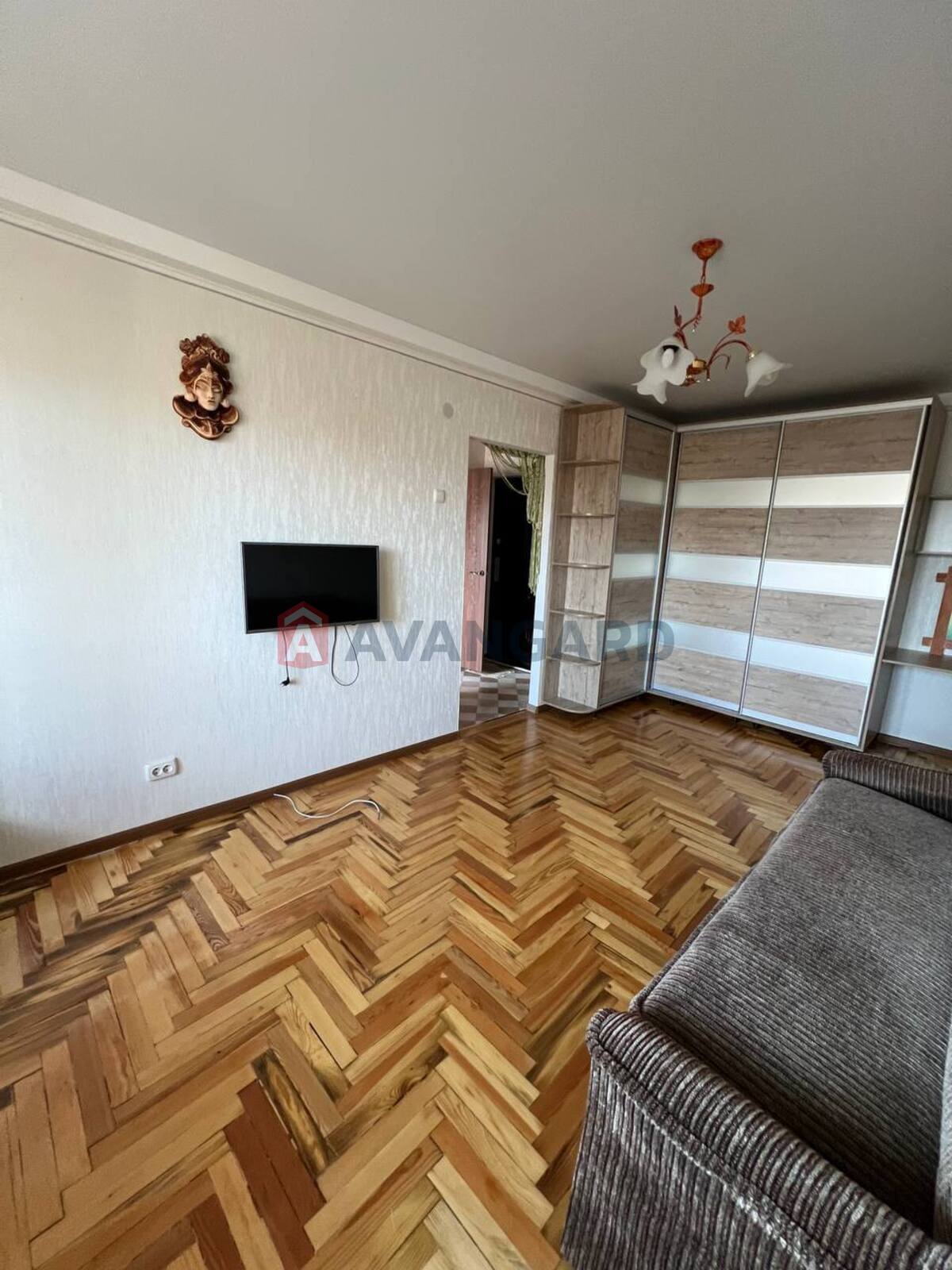 1 ��. ��������, 37/18/7 ��. �., 6/9 ������ ���� 10