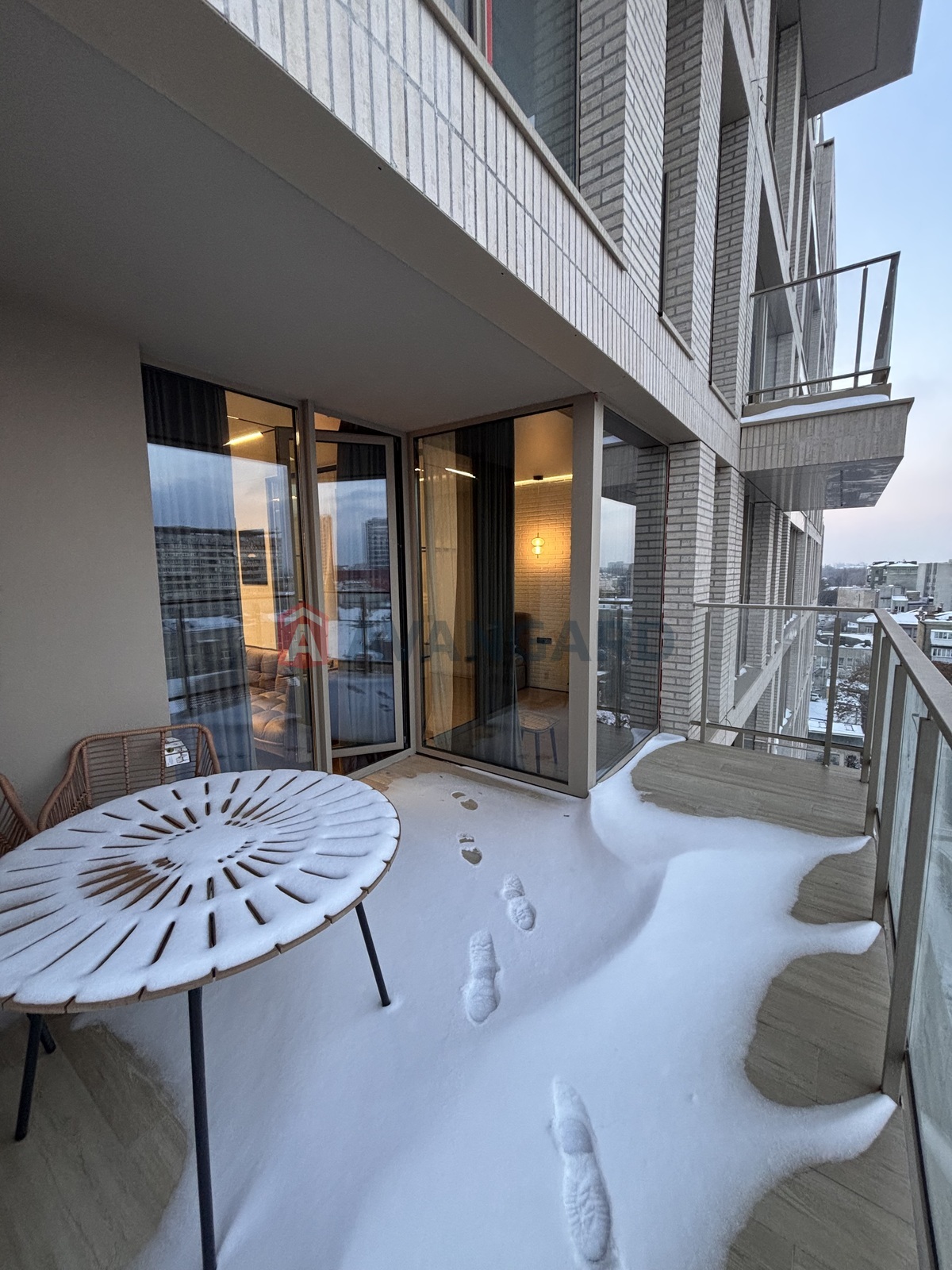 2 ��. ��������, 52/37/5 ��. �., 8/10 ������ ���� 16