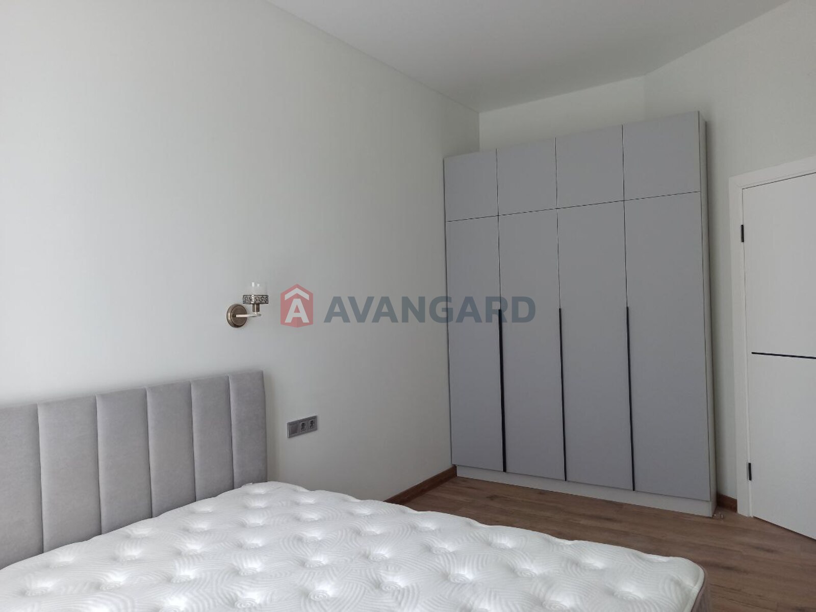 2 ����. ��������, 48.1/33.3/6.4 ��. �., 3/5 ���� ���� 8