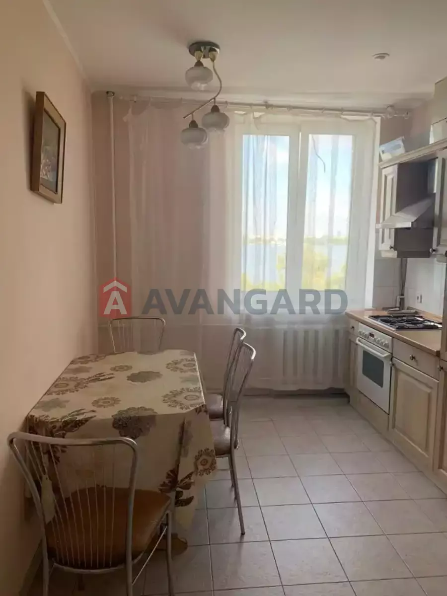 3 ��. ��������, 82/-/- ��. �., 5/5 ������ ���� 2