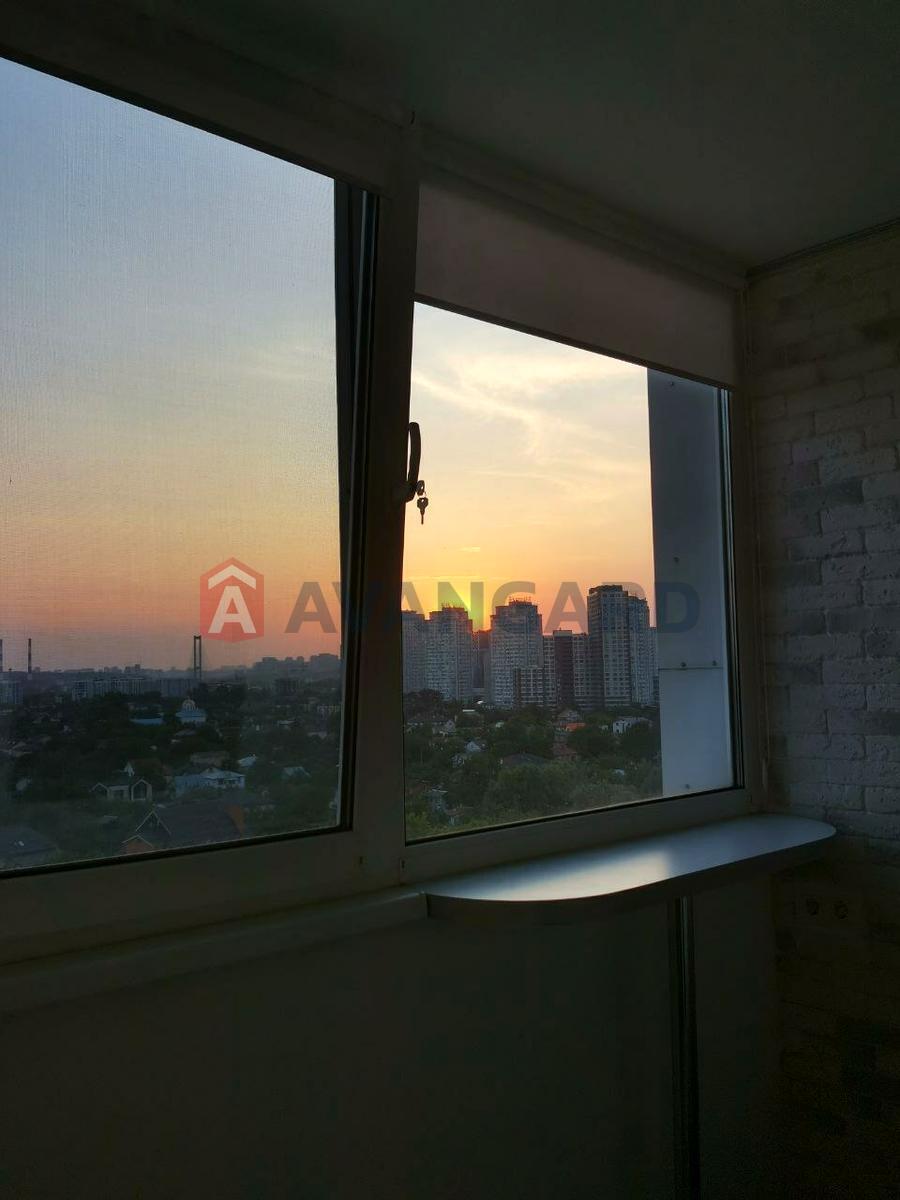 1 ��. ��������, 44 / 18 / 10 ��. �., 10/22 ������ ���� 11