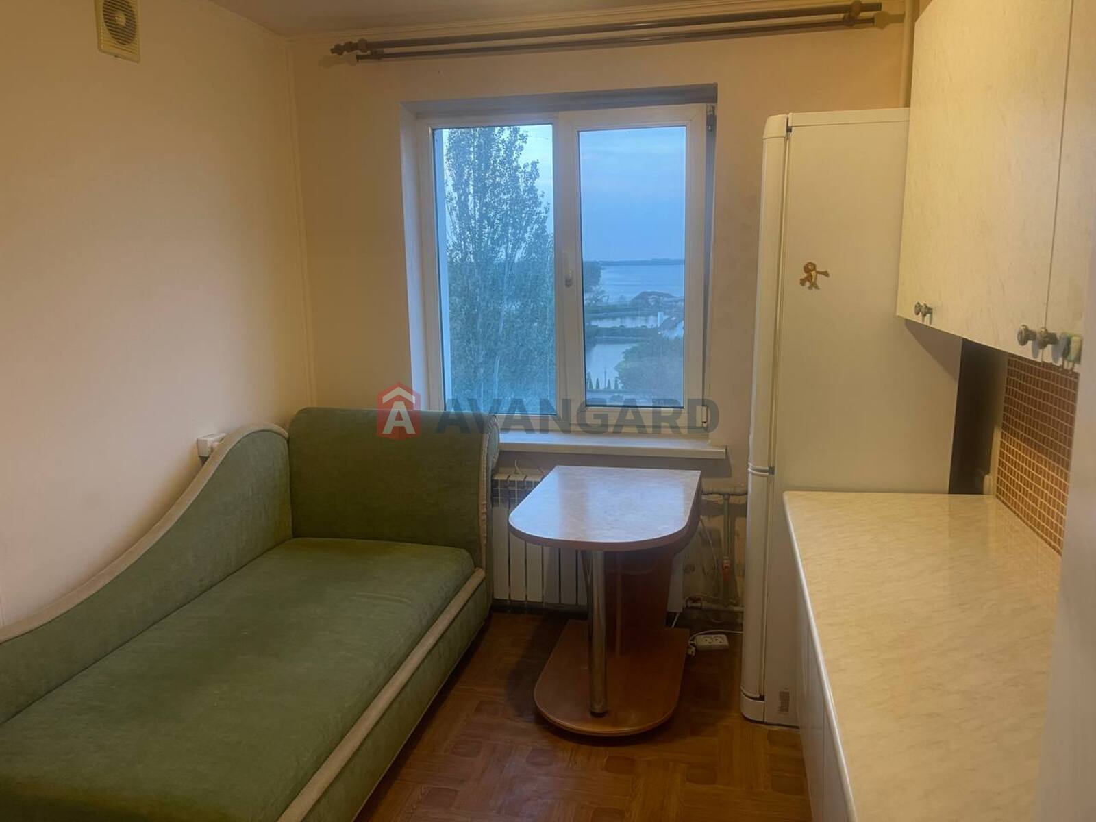 1 ����. ��������, 32.6/17.1/9 ��. �., 8/12 ���� ���� 11