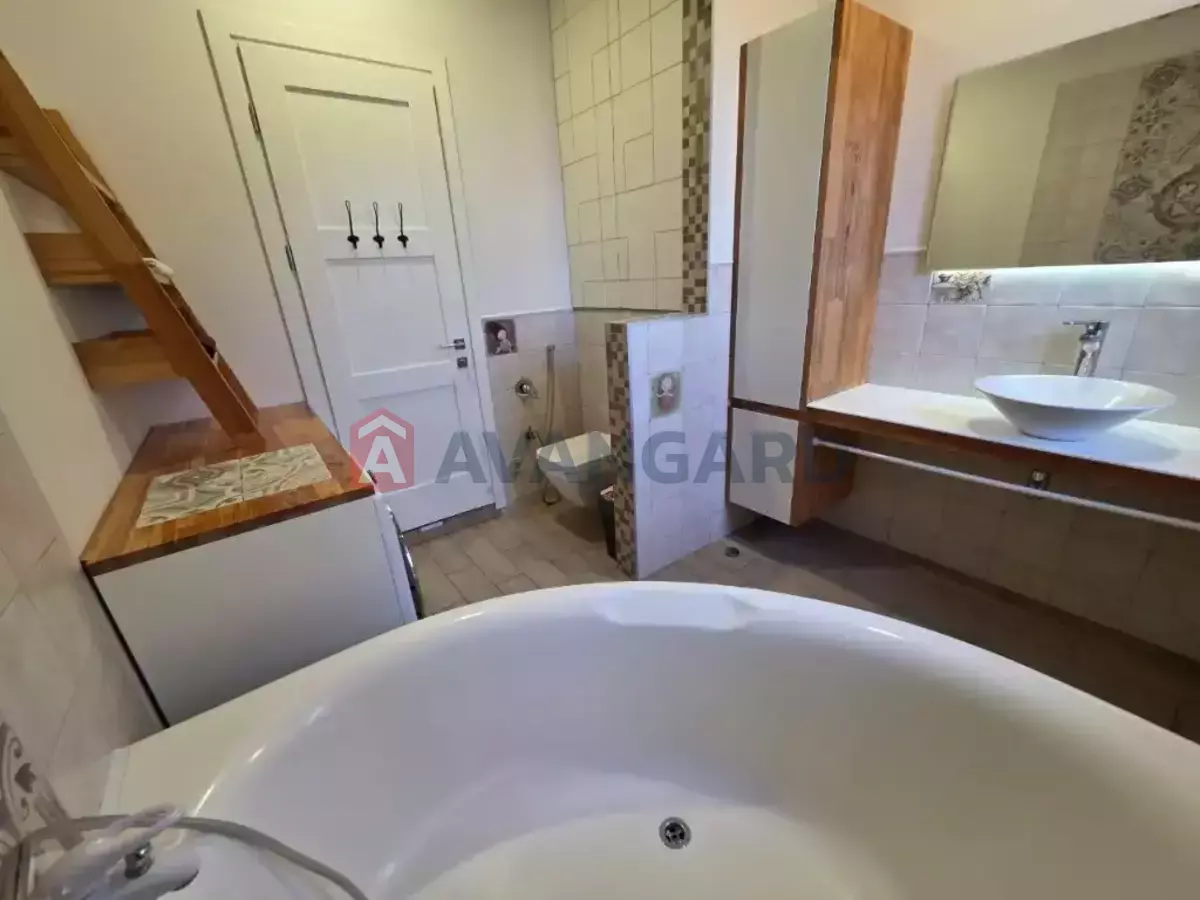 �������, 110 ��.�. ���� 8