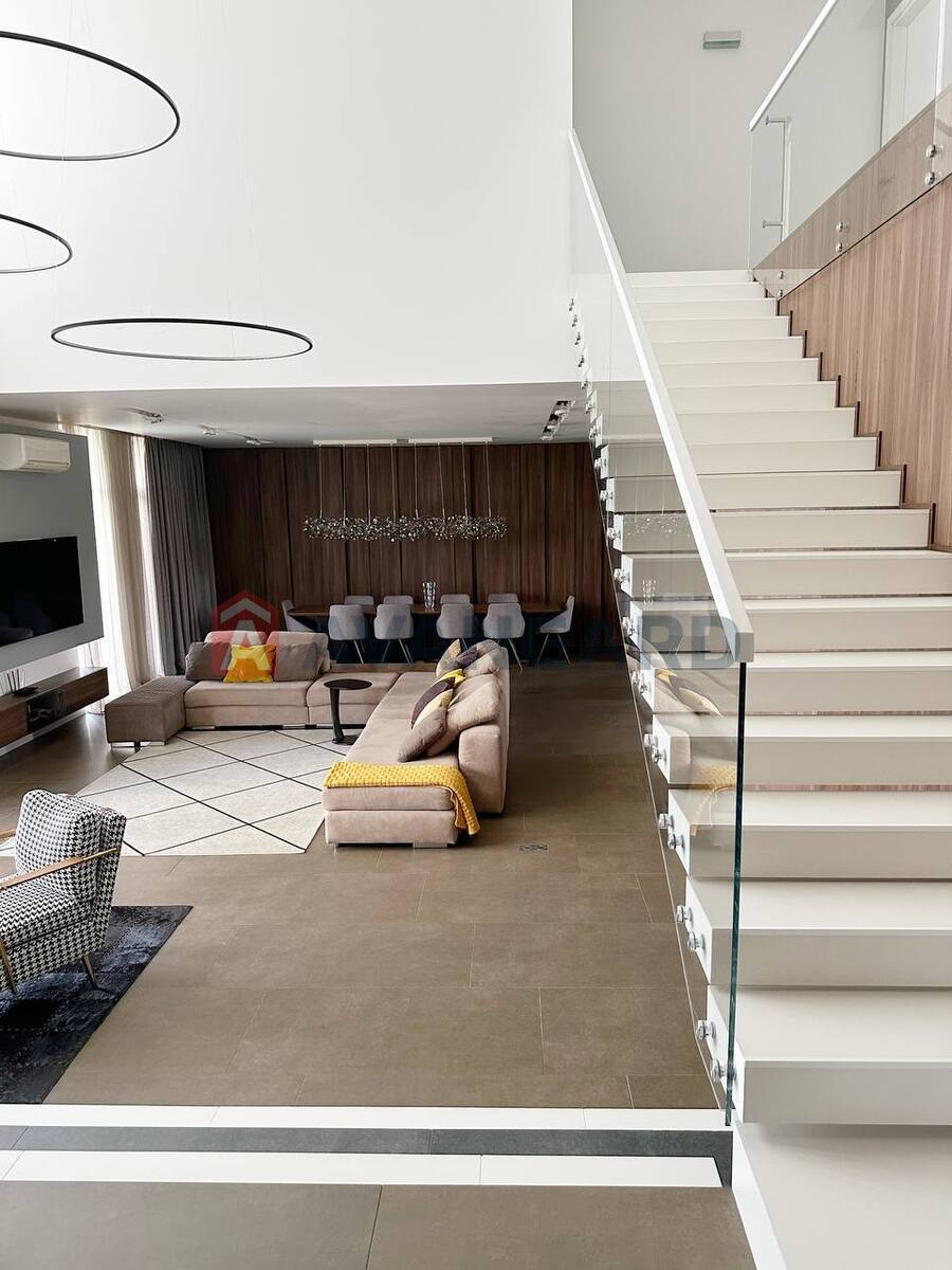 �������, 300 ��.�. ���� 1