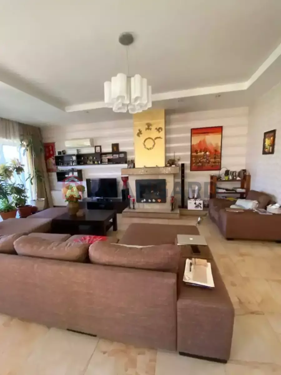 �������, 300 ��.�. ���� 6