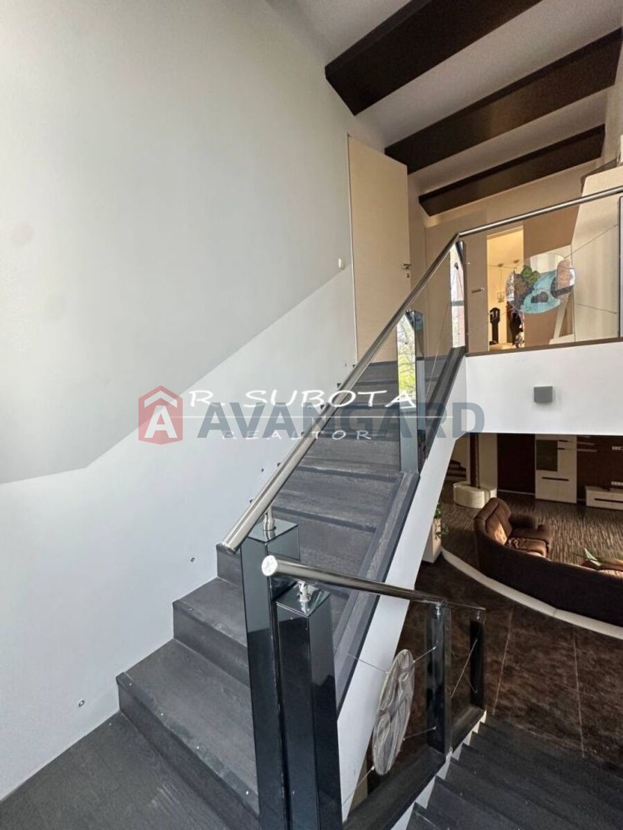 �������, 550 ��.�. ���� 8