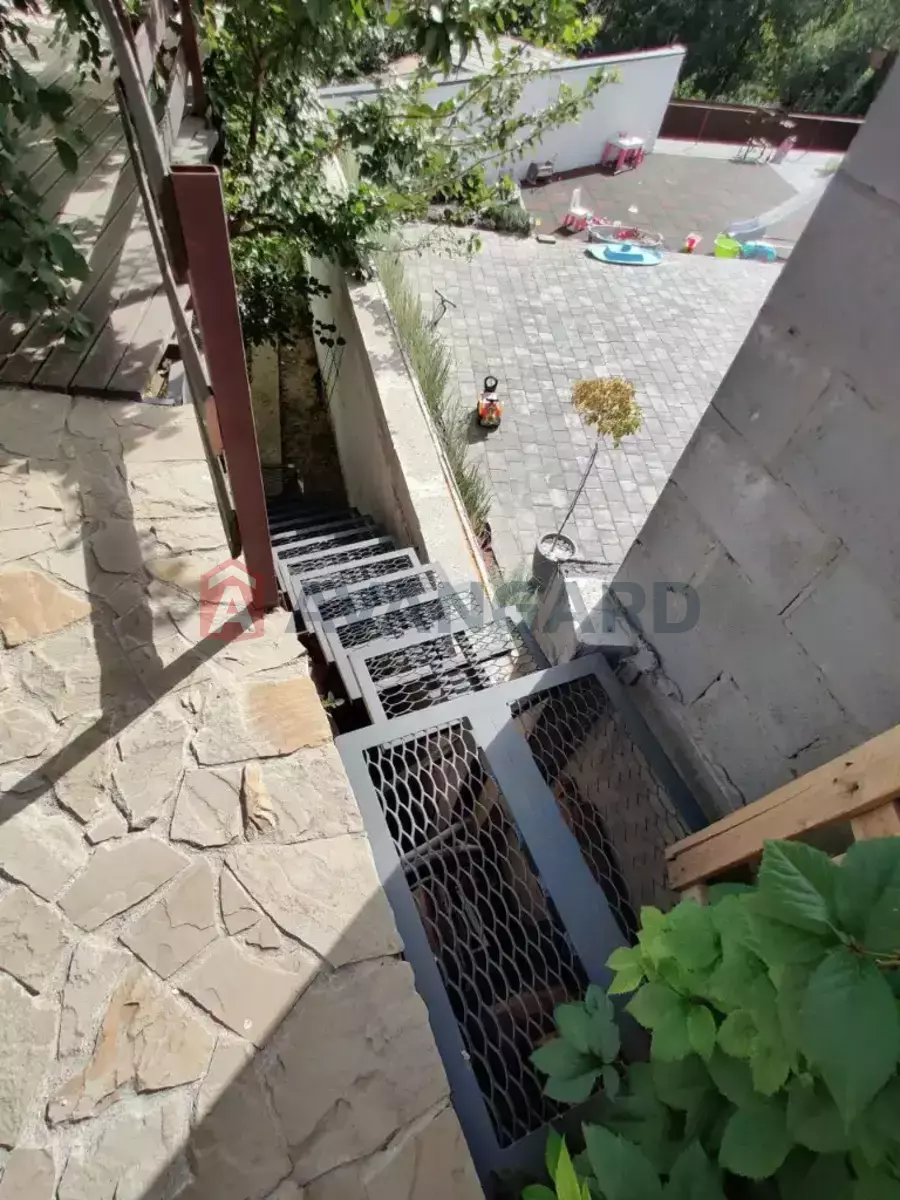 �������, 140 ��.�. ���� 8