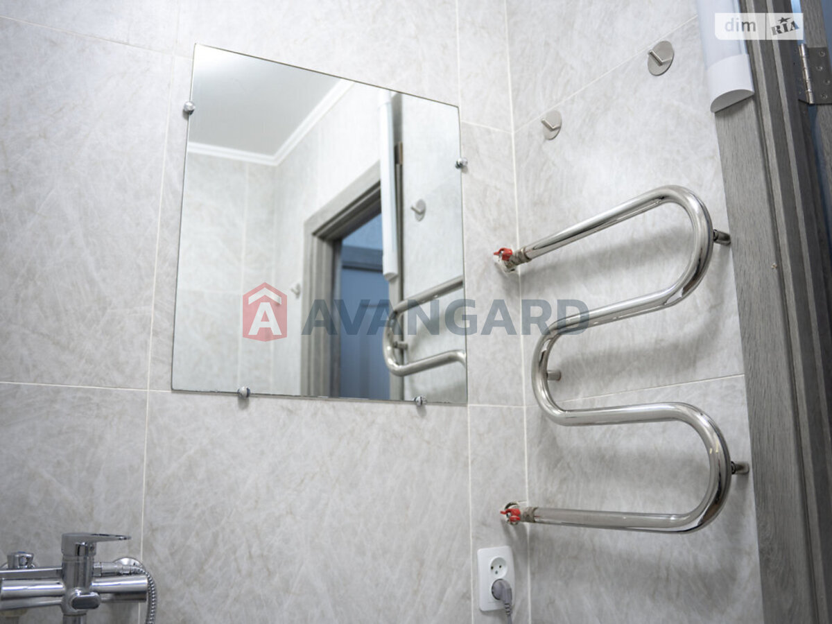 3 ��. ��������, 64/38/8 ��. �., 2/9 ������ ���� 9