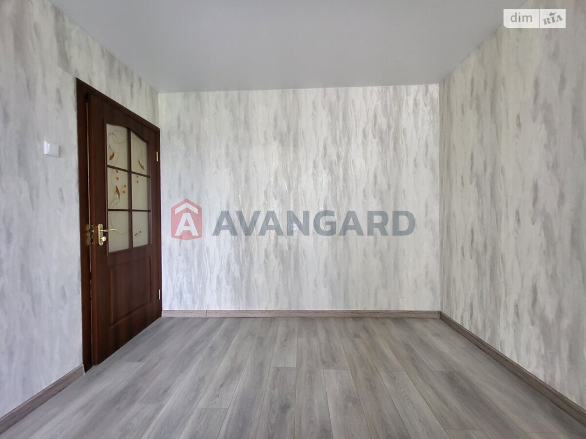3 ����. ��������, 63.4/38.8/8.4 ��. �., 8/9 ���� ���� 15