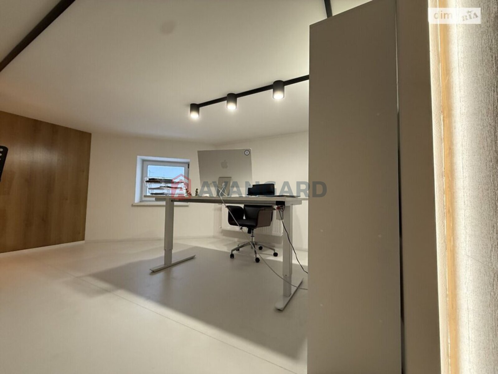 5 ��. ��������, 200/130/40 ��. �., 9/9 ������ ���� 28