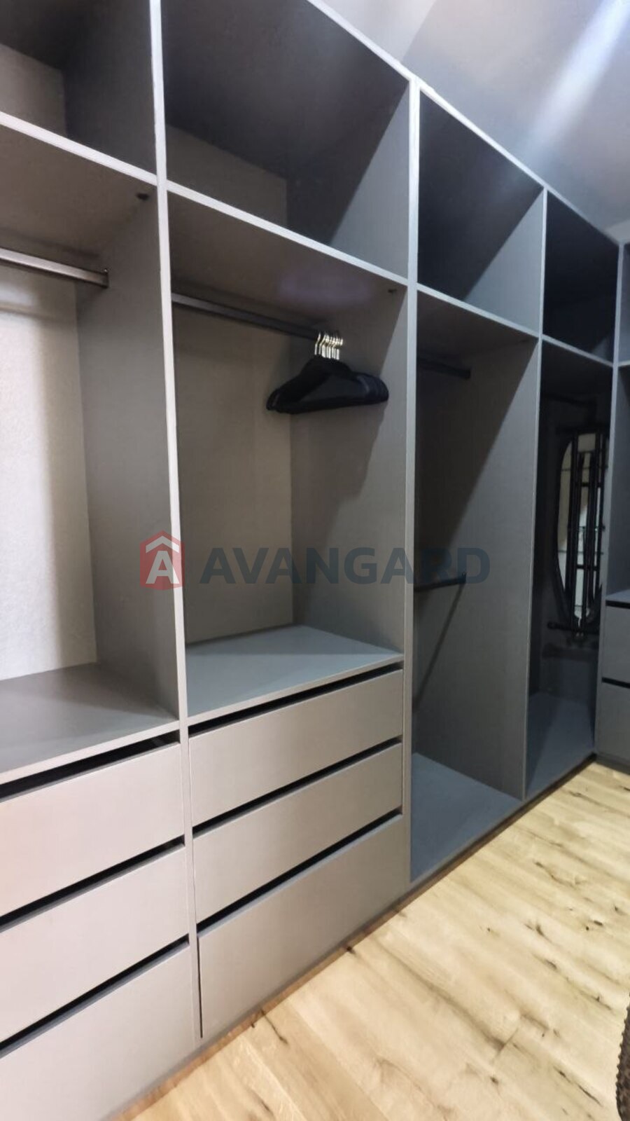 2 ��. ��������, 52/-/18 ��. �., 5/5 ������ ���� 9