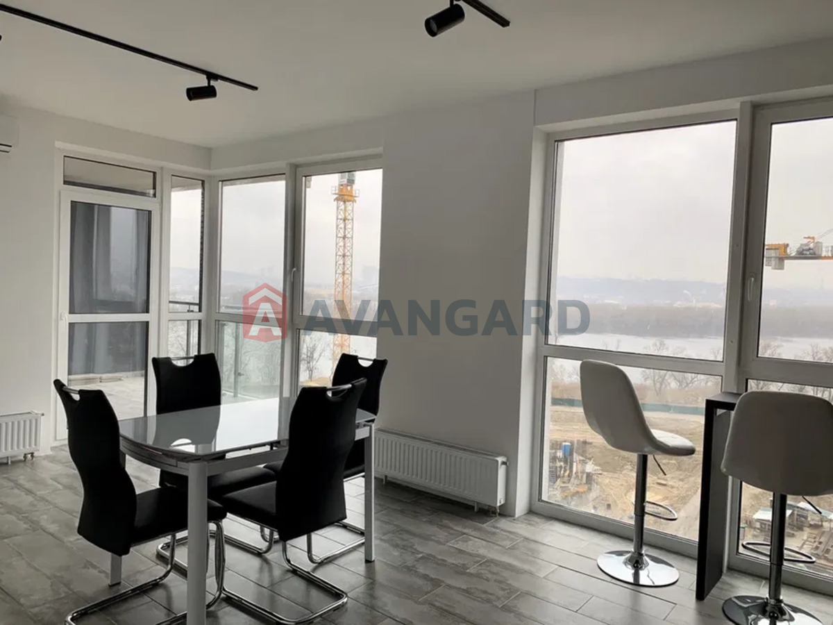 3 ��. ��������, 102/-/25 ��. �., 8/24 ������ ���� 8