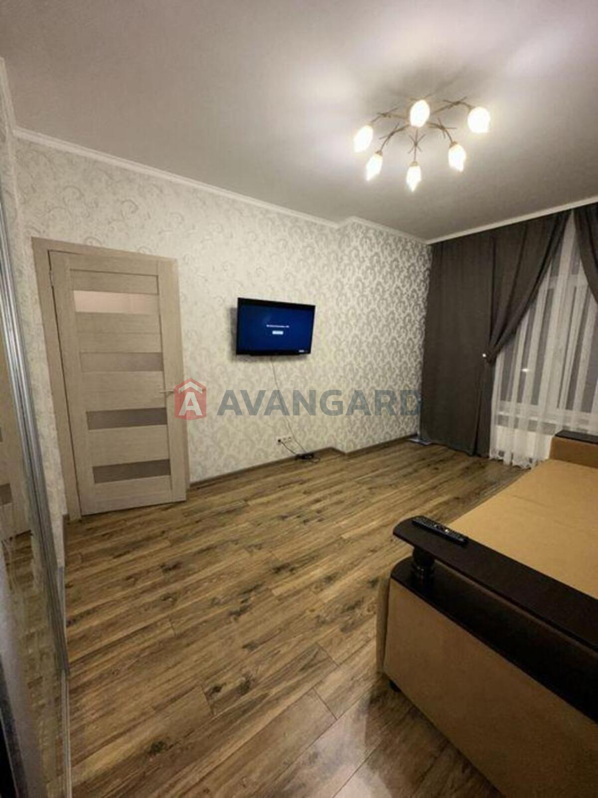 1 ��. ��������, 40/-/15 ��. �., 3/10 ������ ���� 8