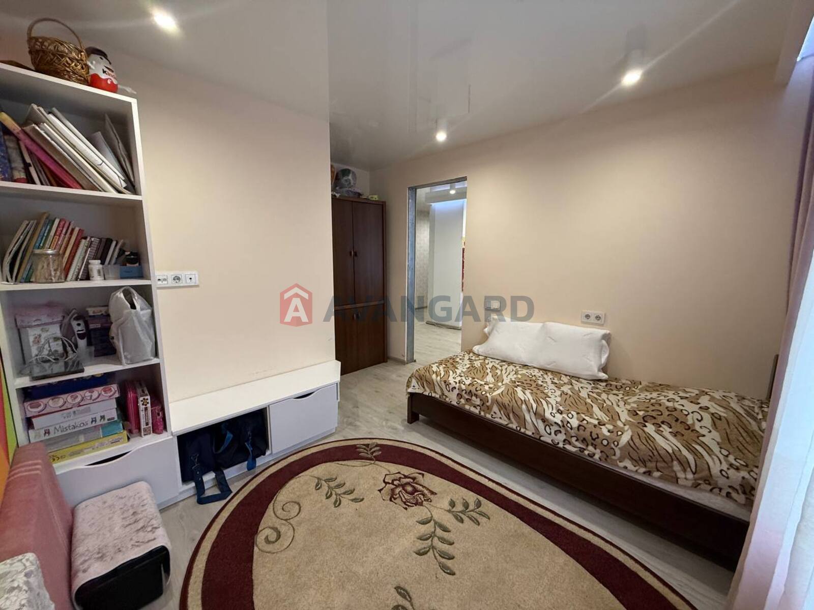 3 ����. ��������, 67/40/10 ��. �., 4/9 ���� ���� 12