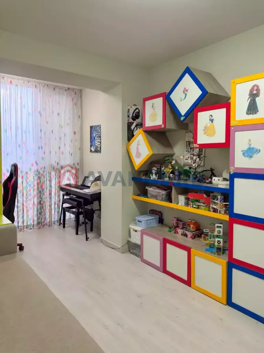 4 ��. ��������, 130/-/50 ��. �., 8/10 ������ ���� 12