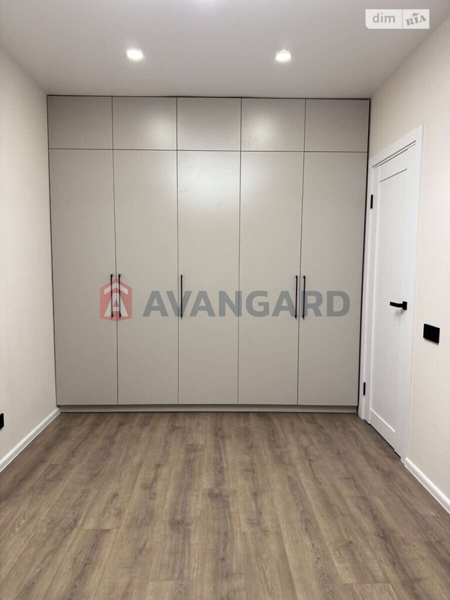 2 ��. ��������, 46/25/7 ��. �., 4/9 ������ ���� 14