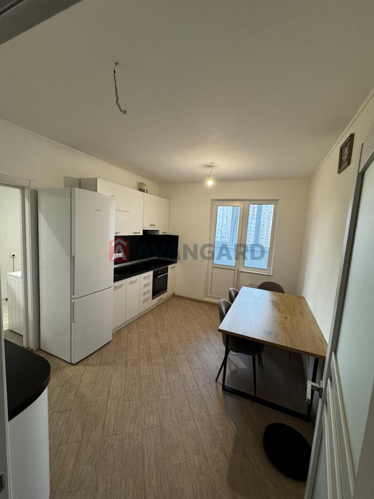 3 ����. ��������, 82/42/12 ��. �., 15/25 ���� ���� 20