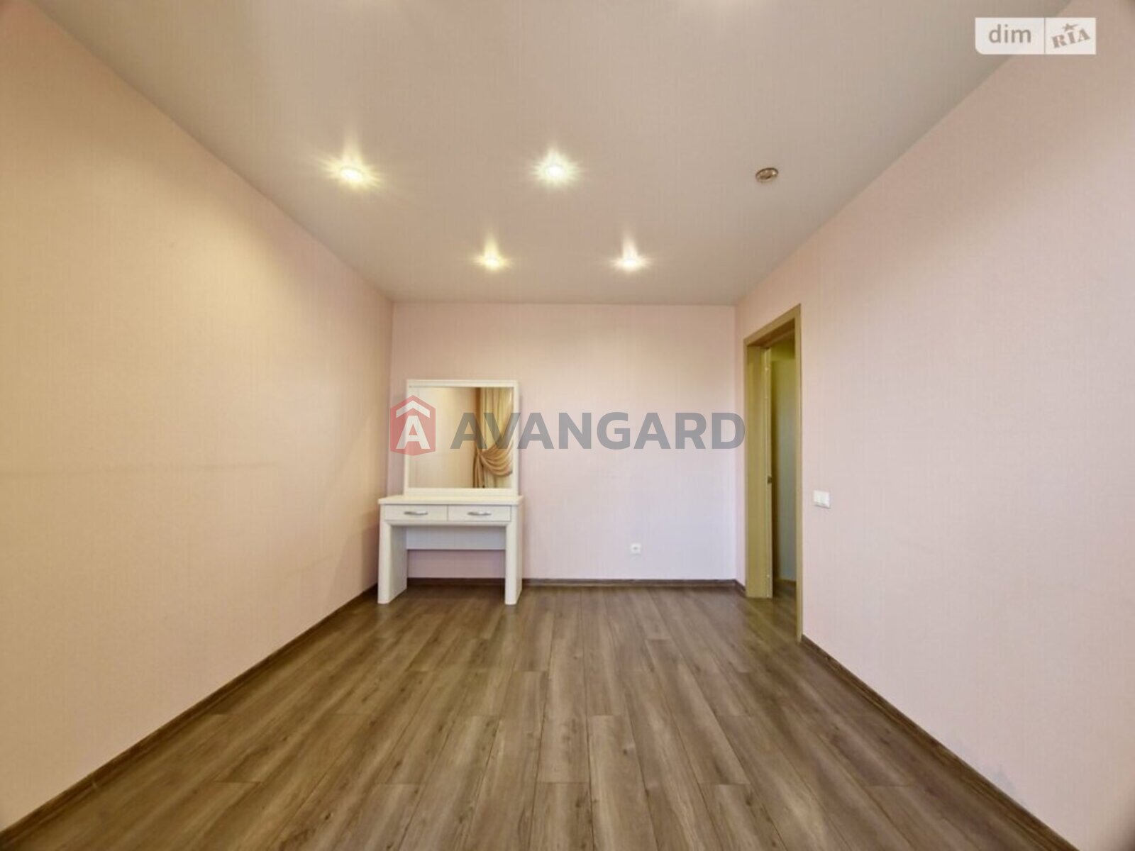 4 ��. ��������, 84/60/8 ��. �., 8/9 ������ ���� 17