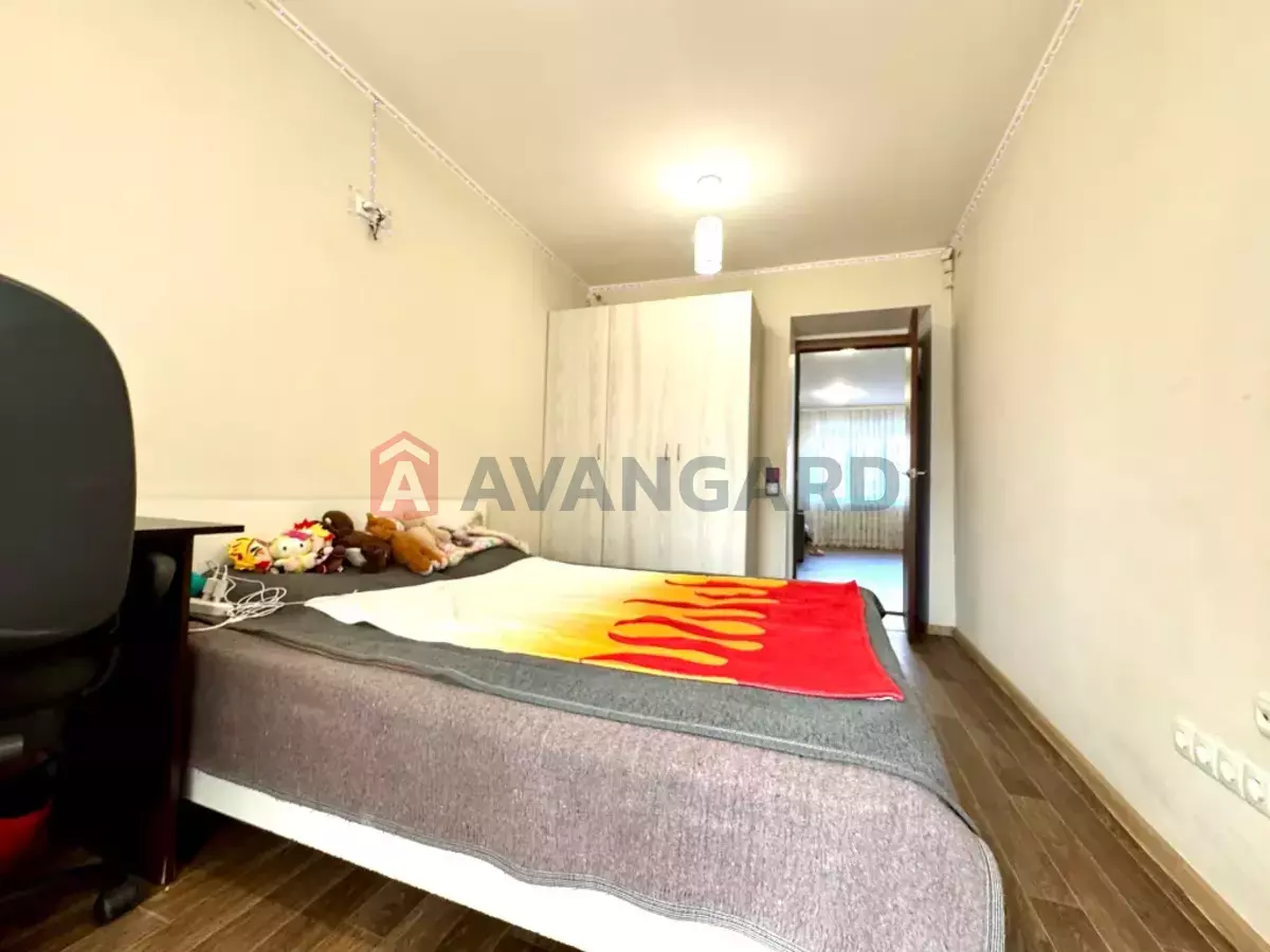 4 ��. ��������, 81/-/- ��. �., 1/10 ������ ���� 8