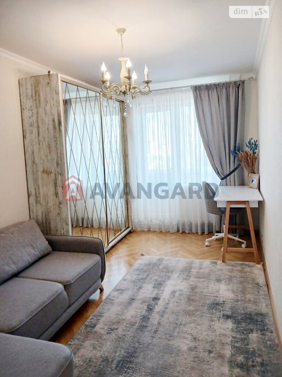 4 ��. ��������, 83/50/10 ��. �., 9/10 ������ ���� 10