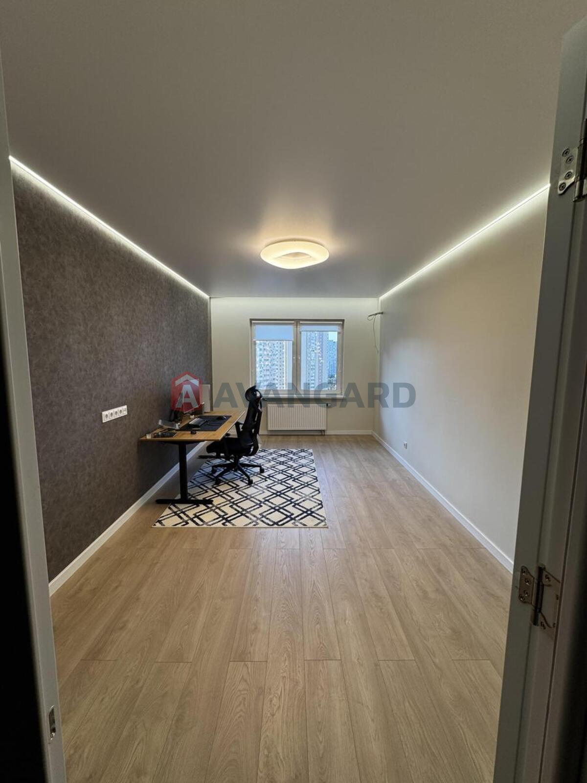 3 ����. ��������, 82/42/12 ��. �., 15/25 ���� ���� 17