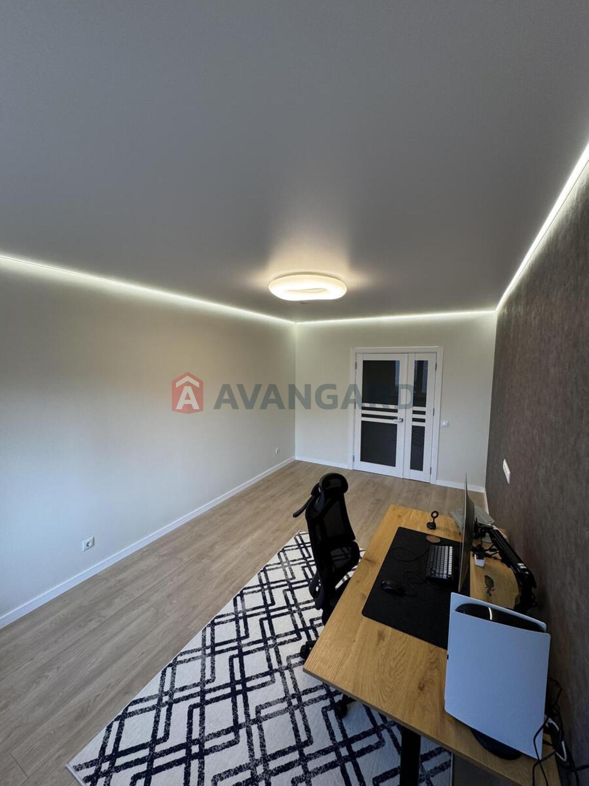 3 ����. ��������, 82/42/12 ��. �., 15/25 ���� ���� 14