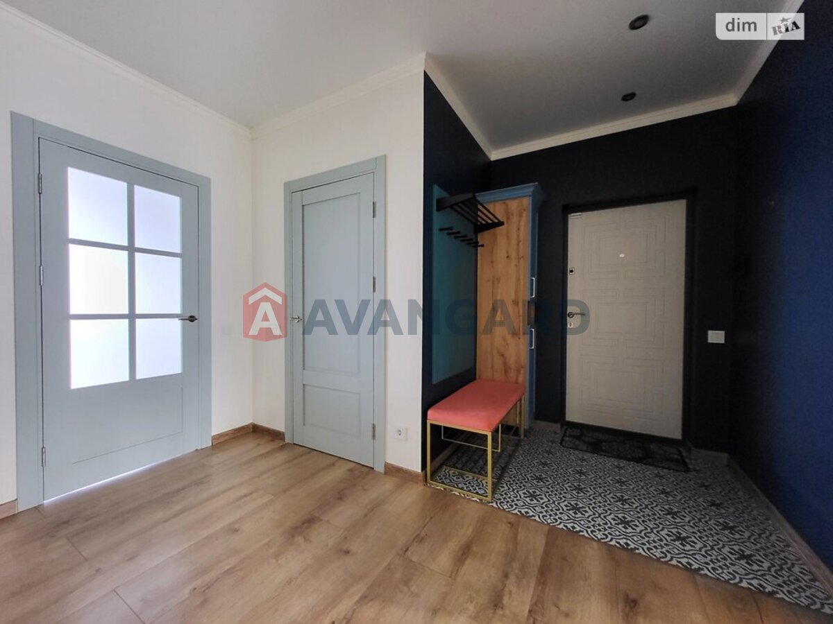 3 ����. ��������, 82/43/12 ��. �., 7/7 ���� ���� 25