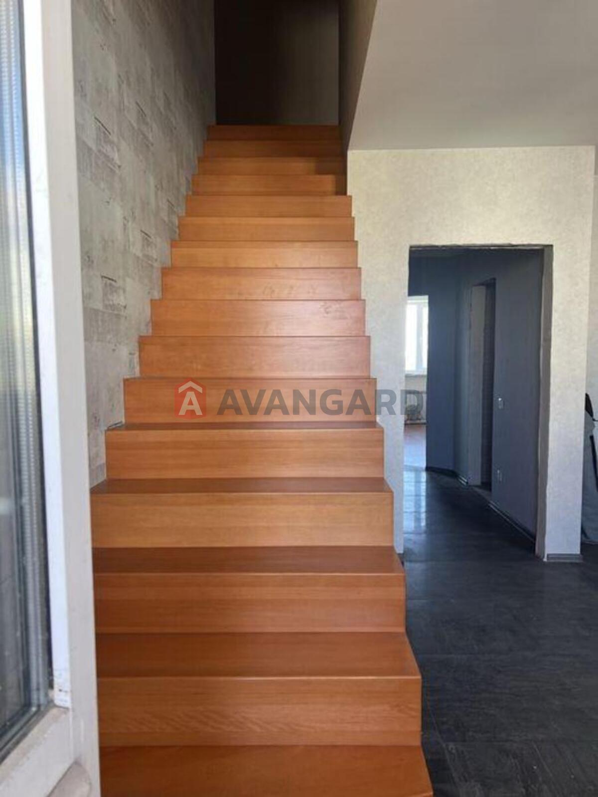 3 ����. ��������, 133/-/17 ��. �., 5/5 ���� ���� 8