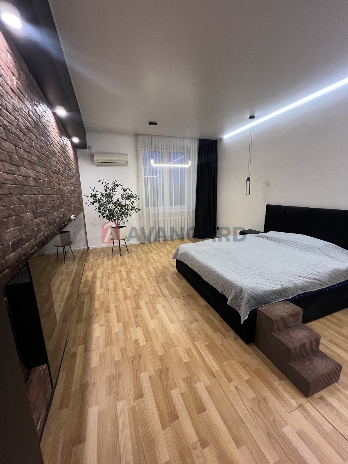 3 ��. ��������, 82/-/9 ��. �., 5/5 ������ ���� 4