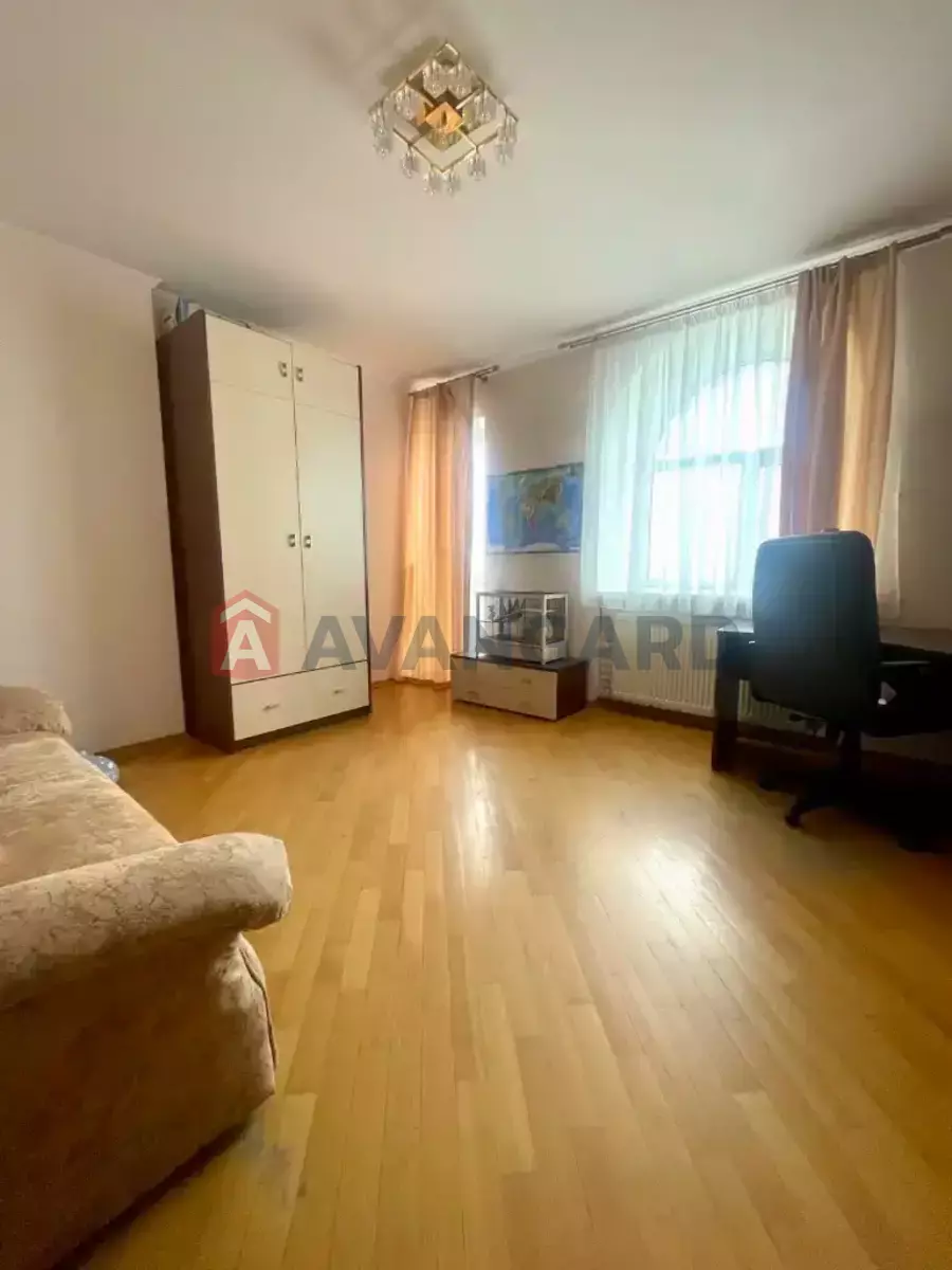 4 ��. ��������, 242/-/- ��. �., 10/11 ������ ���� 15