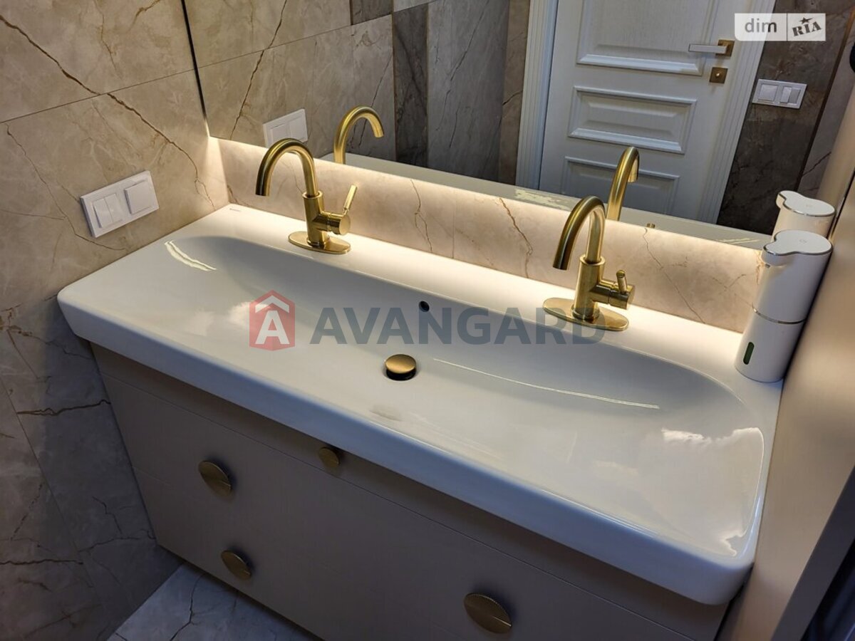 2 ����. ��������, 82/-/- ��. �., 8/9 ���� ���� 25